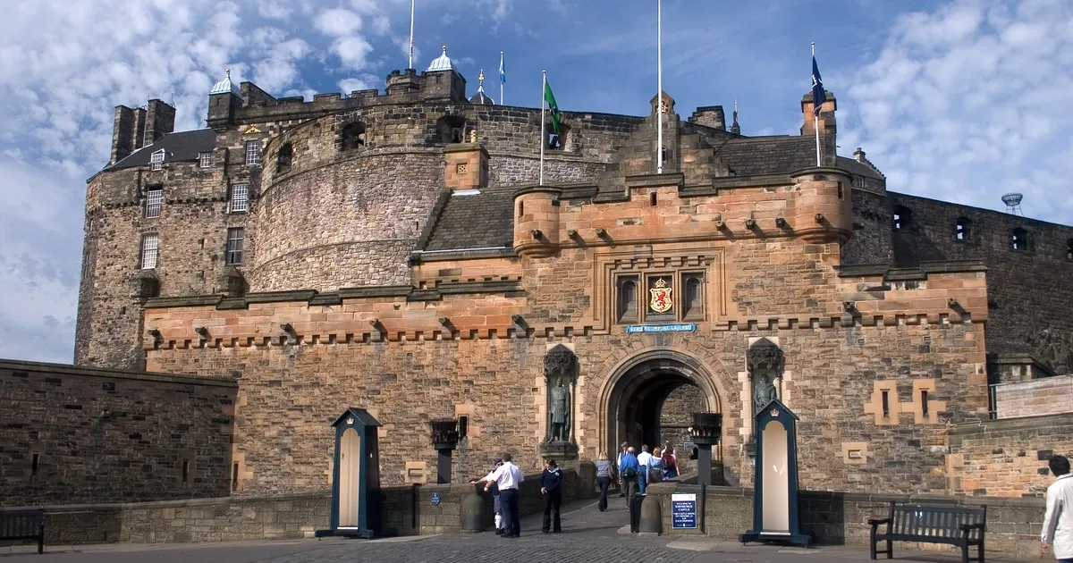 Ninety minutes with a guide through the Crown Jewels, the Great Hall and Mons Meg, entry ticket included, on a tour of Edinburgh Castle, castle tours in Europe