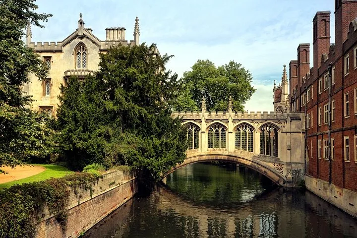Coach day from Victoria, on a tour of Warwick Castle, castle tours in Europe