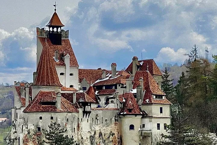 A small-group day from Brașov to Bran Castle, Râșnov Fortress and Peleș Castle with hotel pickup, on a tour of Bran Castle, castle tours in Europe