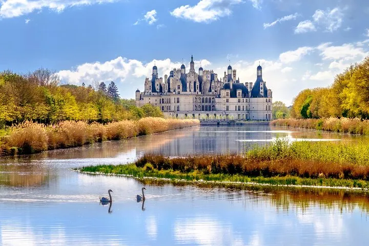A coach day from Paris to Chambord and Chenonceau with a wine tasting and time in Blois, on a tour of the Loire Valley castles, castle tours in Europe